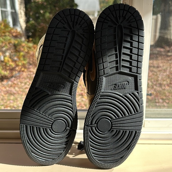 Jordan 1 Mid SE Metallic Gold Black (GS) Kids size 7Y - Picture 7 of 7